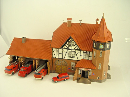 Feuerwache mit fahrzeugen - feuerwache,